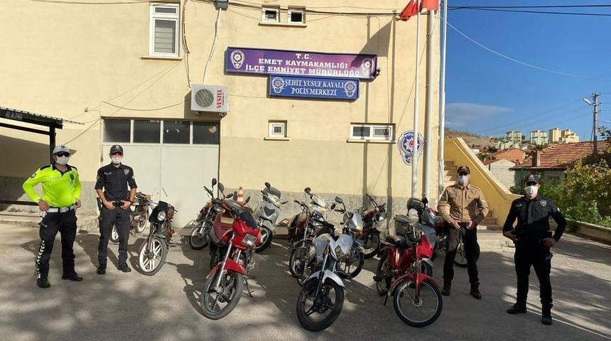 Emet’te 15 motosiklet trafikten men edildi