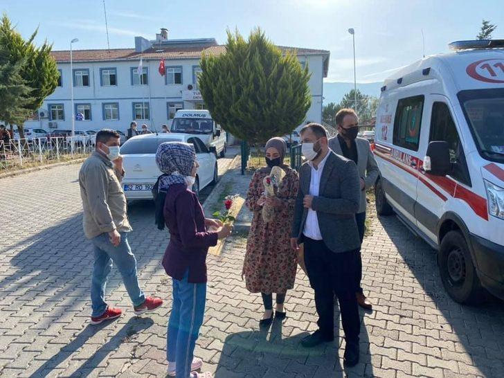 MHP’den sağlık personeline çiçekli teşekkür G4