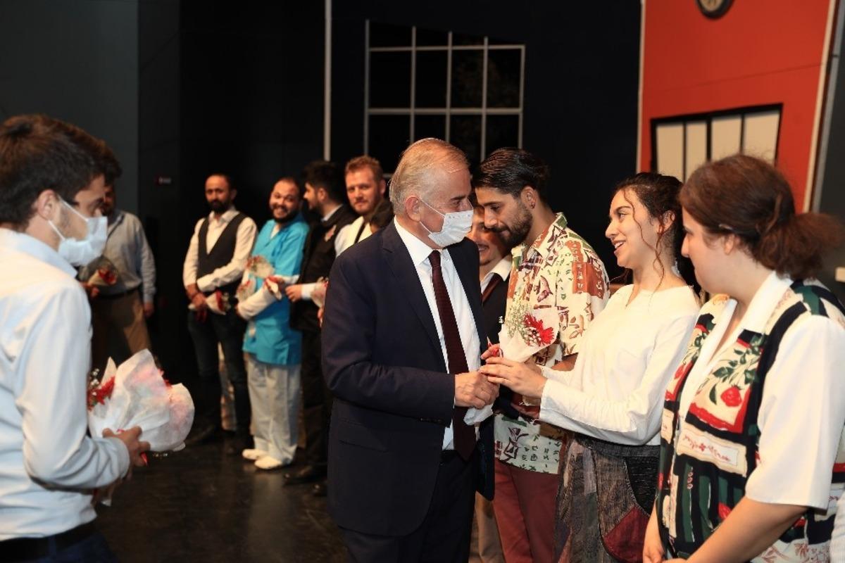 Denizli&rsquo;de tiyatronun perdeleri a&ccedil;ıldı