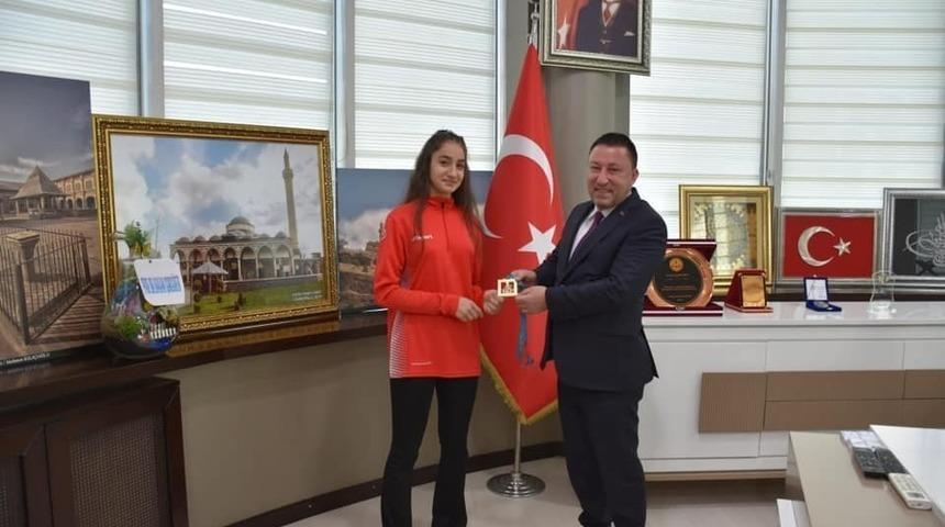 Aşırı kilolarından kurtulmak için başladığı karatede zirveye çıktı