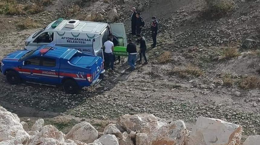 Şarampole devrilen otomobilin 21 yaşındaki s&uuml;r&uuml;c&uuml;s&uuml; &ouml;ld&uuml;