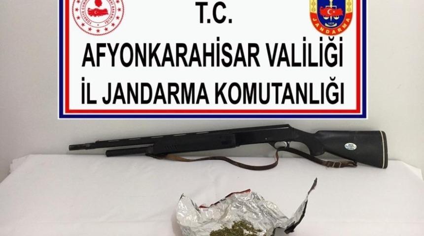 Yetiştirdiği kenevirleri satamadan jandarmaya yakalandı