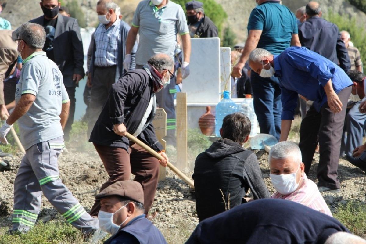 Sevgilisi tarafından &ouml;ld&uuml;r&uuml;len Gamze toprağa verildi