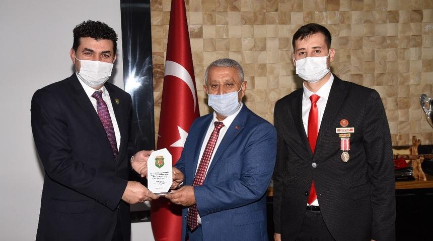 Başkan Zeybek: &ldquo;Şehit yakınları ve gazilerimiz milletimizin ve devletimizin g&ouml;z bebeğidir&rdquo;