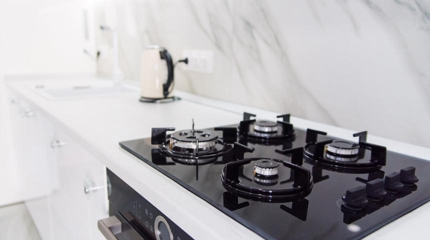 Herkes bu sırrı isteyecek! Ankastre ocağı pırıl pırıl yapan y&ouml;ntem