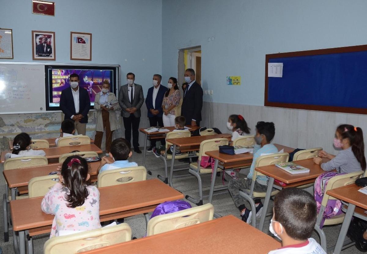 Başkan G&uuml;nel, 5 bin &ouml;ğrenciye hayvan sevgisini anlatan kitap hediye etti