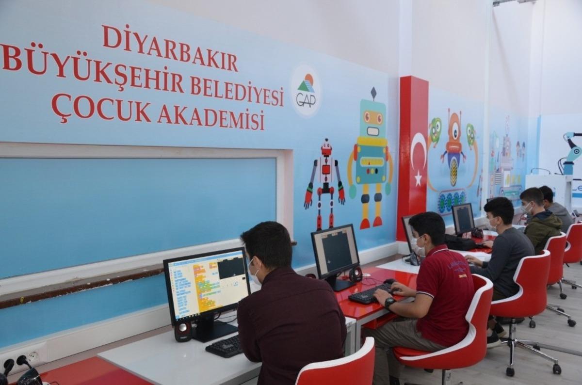 Robotik kodlama at&ouml;lyeleri &ccedil;ocukları bilişim d&uuml;nyasına hazırlıyor