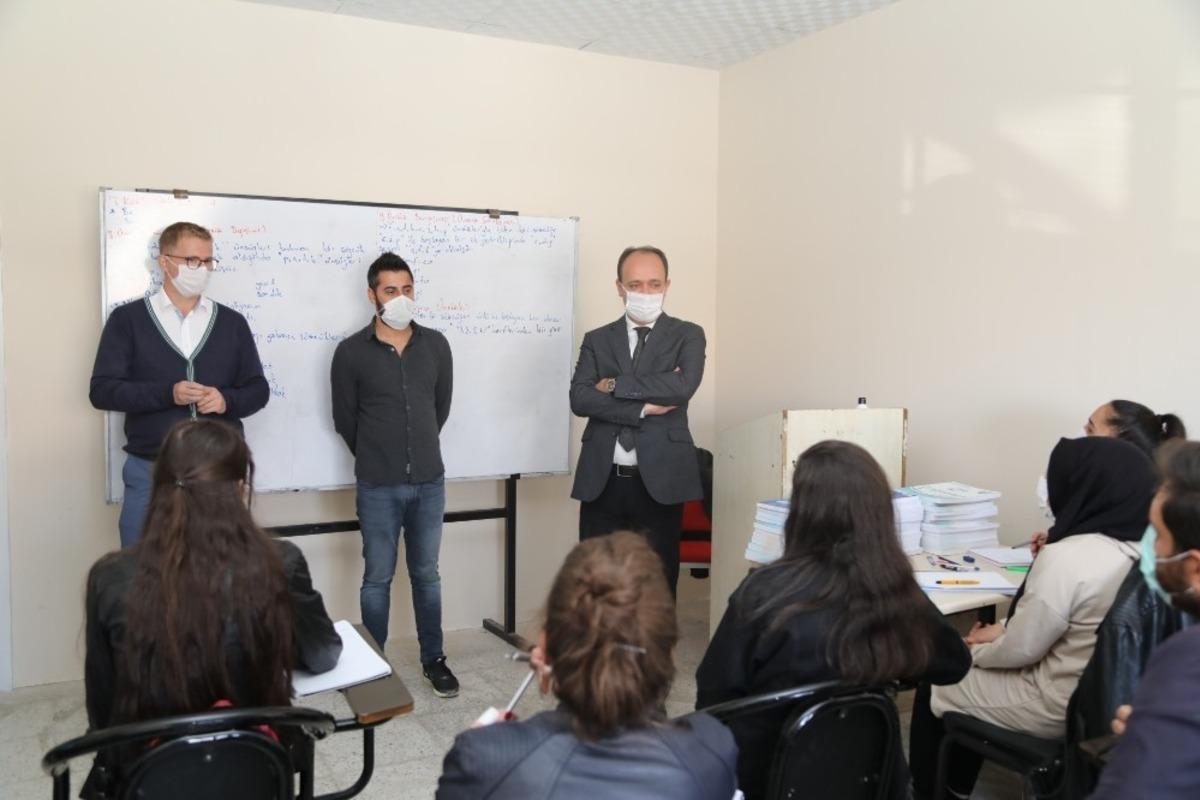 Başkale Belediyesi&rsquo;nden &ouml;ğrencilere eğitim desteği