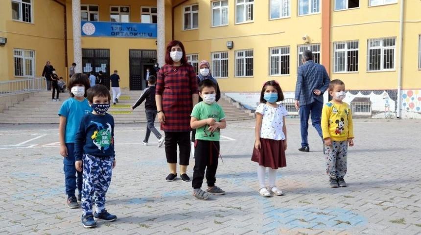 Aksaray Belediyesinden &ouml;ğrencilere tatlı ve dondurma s&uuml;rprizi