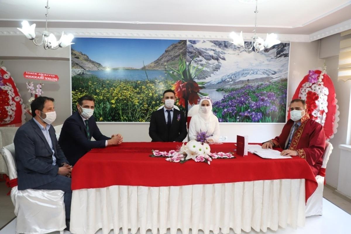 Vali Akbıyık, gen&ccedil; &ccedil;iftin nikahını kıydı