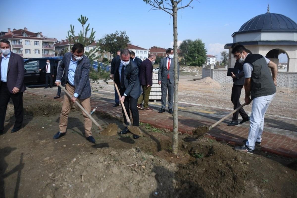 İneg&ouml;l&rsquo;de 52 fidan toprakla buluştu