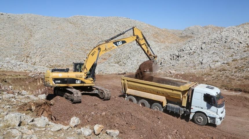 Erdemli’de yol bakım çalışmaları sürüyor
