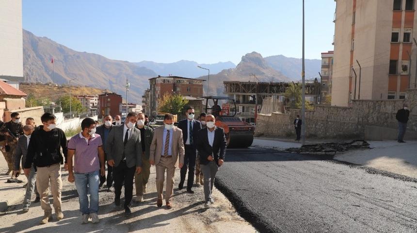 Vali Akbıyık asfalt &ccedil;alışmalarını denetledi