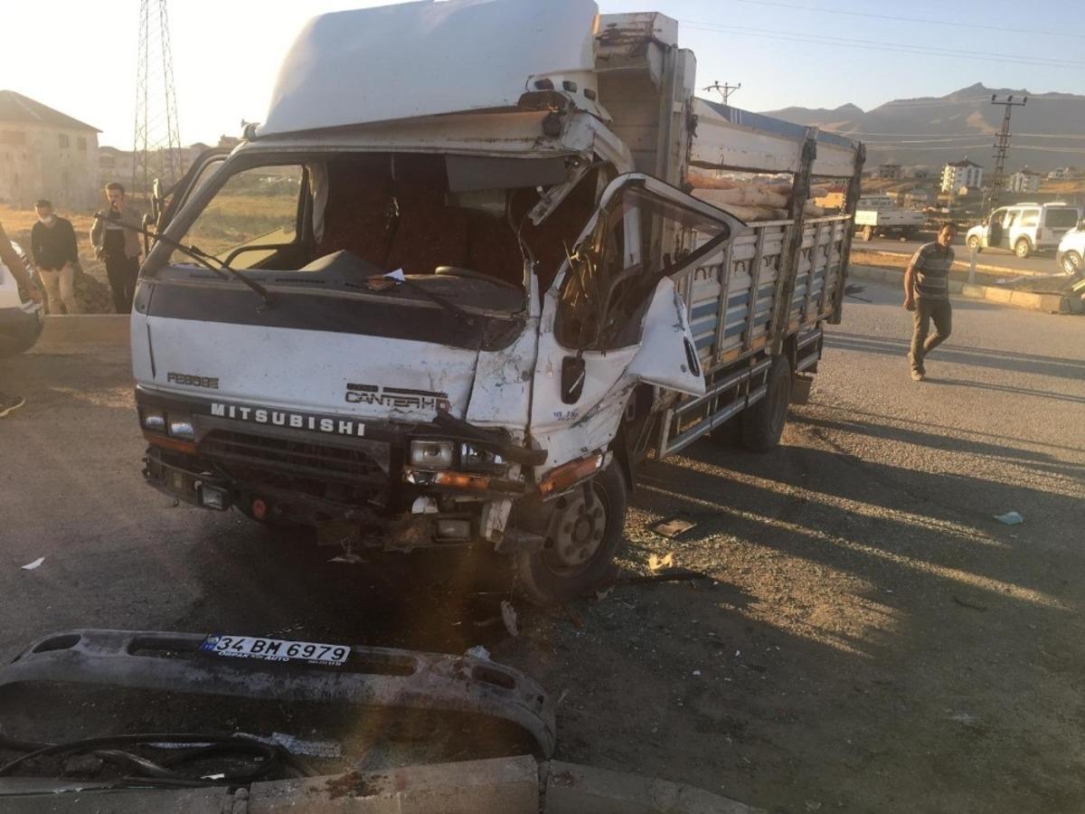 Kamyonla kamyonet &ccedil;arpıştı: 1 yaralı