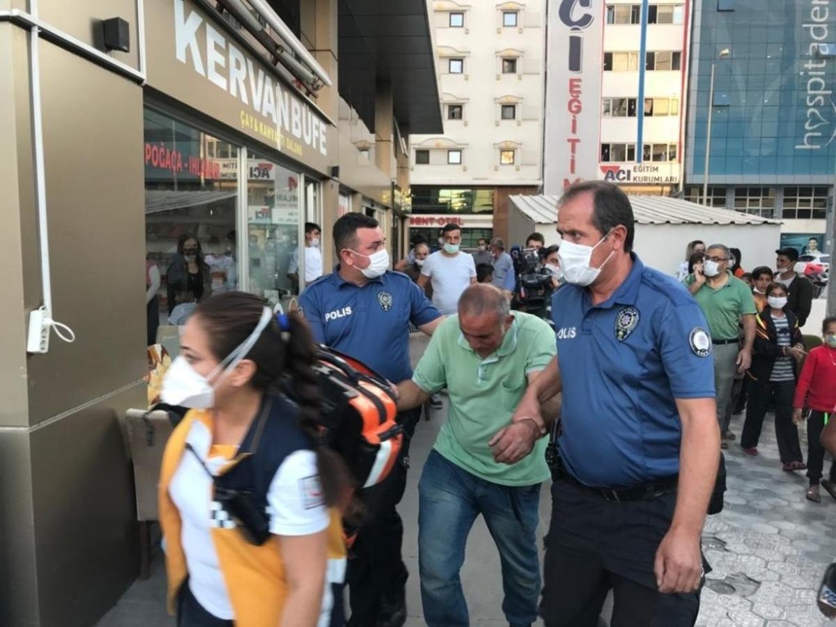 İş merkezinin terasına &ccedil;ıkan adam ikna edildi