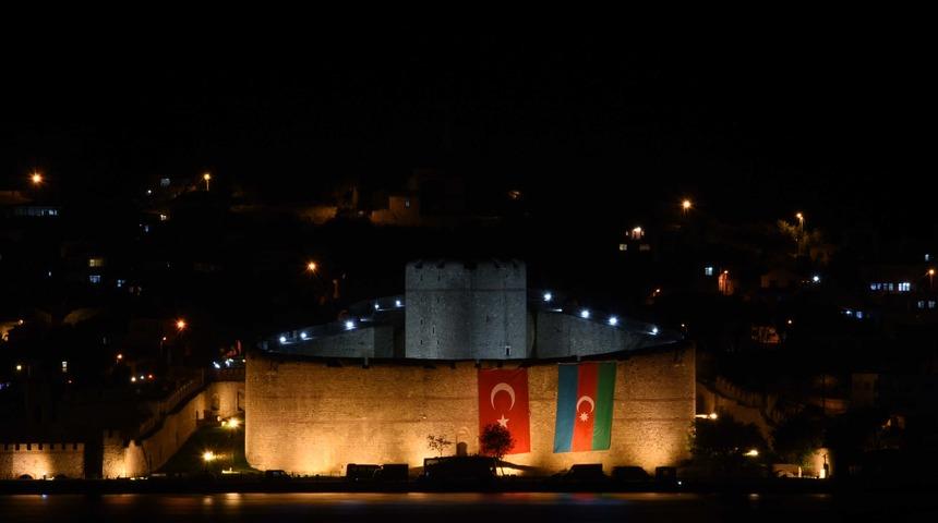 &Ccedil;anakkale Boğazı'ndaki 'Gazi Kale'den Azerbaycan'a bayraklı destek
