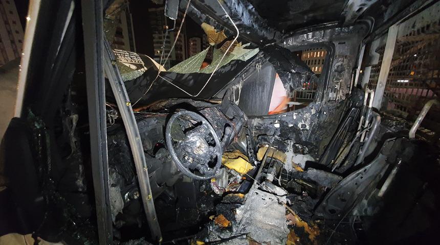 Adana'da mobilya y&uuml;kl&uuml; ara&ccedil; alev topuna d&ouml;nd&uuml;