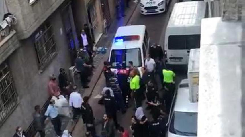 Zeytinburnu'nda b&uuml;y&uuml;k kavga! Polis zor ayırdı