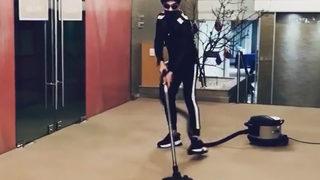 Yılmaz Morgül, kaldığı otelin yerlerini süpürdü! Temizlik emekçisi Morgül