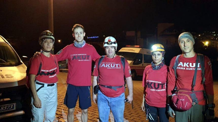 Marmaris&rsquo;te kaybolan ABD'li turist 7 saat sonra kayanın &uuml;zerinde otururken bulundu