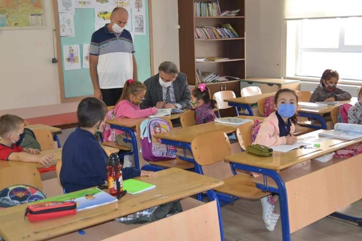 Milli Eğitim M&uuml;d&uuml;r&uuml; okulları ziyaret etti