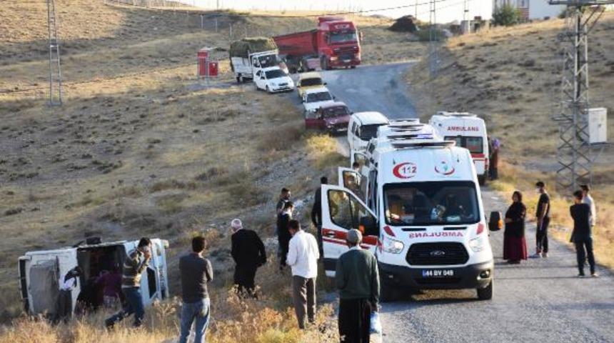 Malatya'da iş&ccedil;i servisi kaza yaptı! Yaralılar var