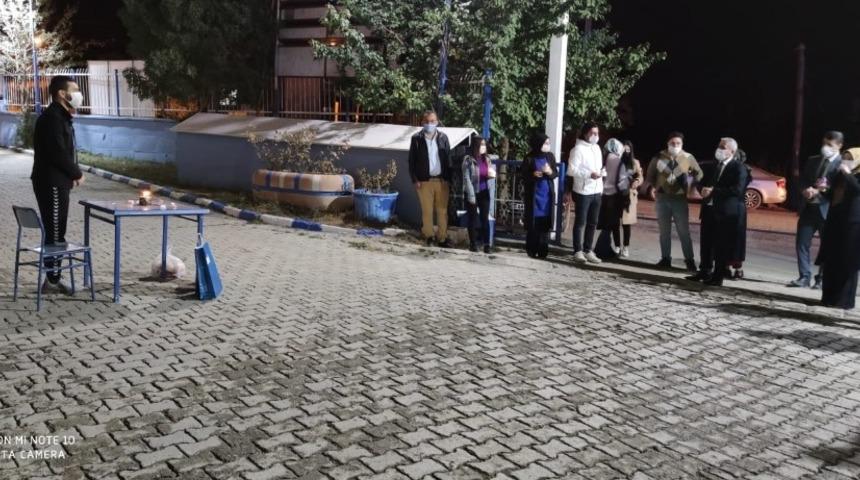 Karantinadaki &ouml;ğretmene doğum g&uuml;n&uuml; s&uuml;rprizi