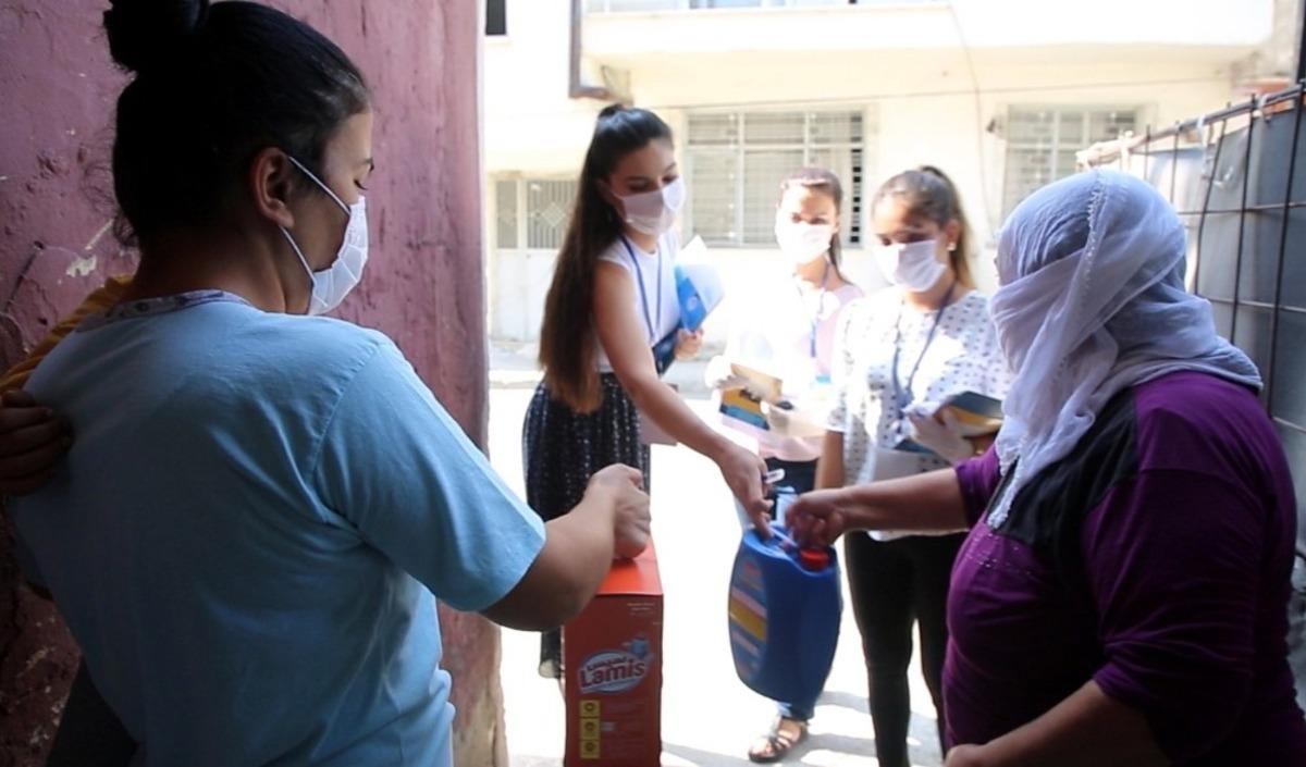 Mersin&rsquo;de ihtiya&ccedil; sahibi ailelere &rsquo;hijyen paketi&rsquo; ulaştırılıyor