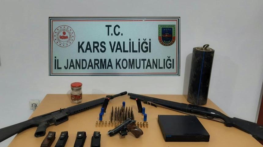 Arpa&ccedil;ay&rsquo;da silah ve av t&uuml;feği ele ge&ccedil;irildi