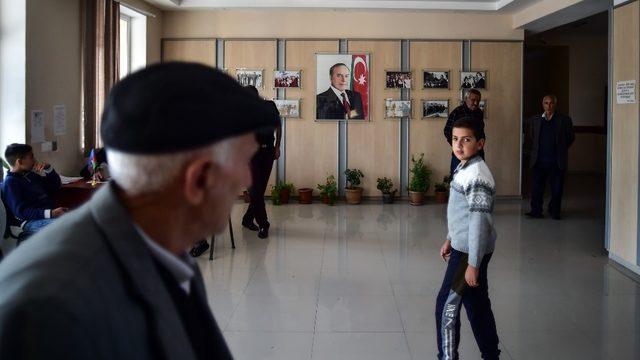 (Özel) Ermenistan’ın saldırılarından kaçan siviller, 18 gündür okullarda yaşıyor