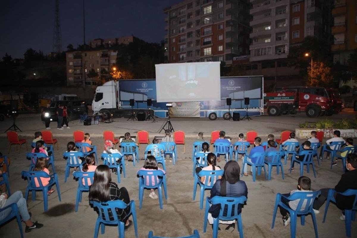 Şırnak Belediyesi, &ccedil;ocukları sinema ile buluşturdu