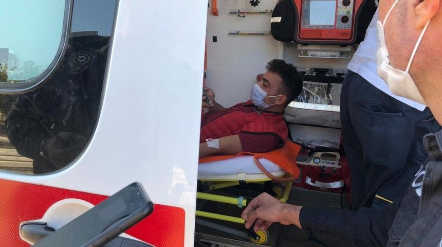 Tartıştıkları genci bacağından bı&ccedil;akladıktan sonra ka&ccedil;tılar