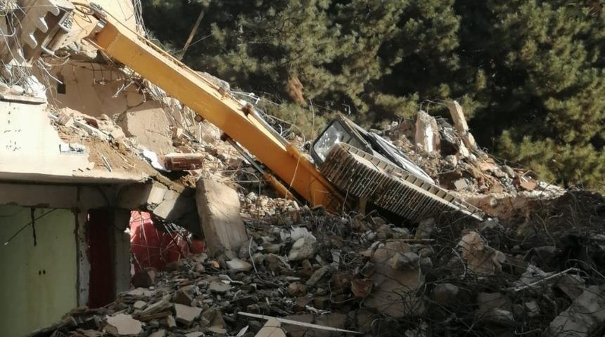 Yıkım sırasında kep&ccedil;e yan yattı, operat&ouml;r yara almadan kurtuldu