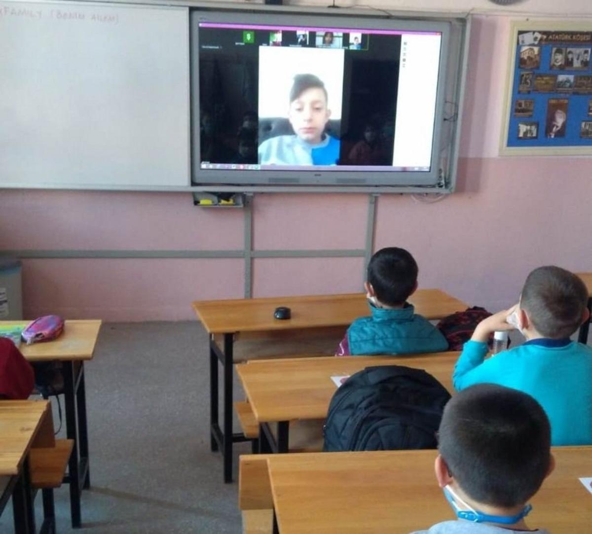 İlkokulda aynı anda hem uzaktan, hem y&uuml;z y&uuml;ze eğitim