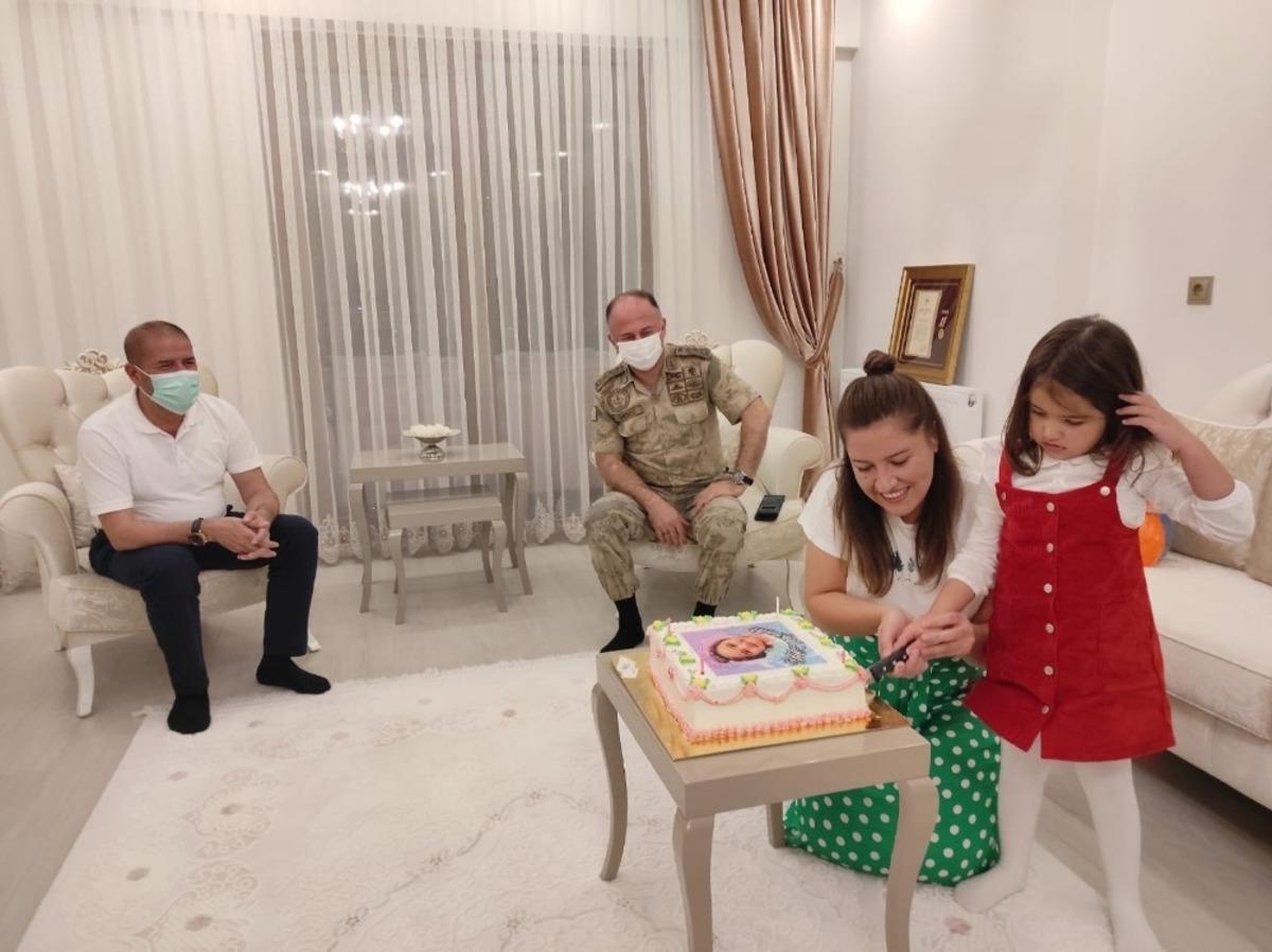 Şehit kızı k&uuml;&ccedil;&uuml;k Eyl&uuml;l&rsquo;e doğum g&uuml;n&uuml; s&uuml;rprizi