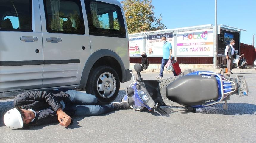 Yaralanan motosiklet s&uuml;r&uuml;c&uuml;s&uuml;, kıpırdamadan ambulansı bekledi