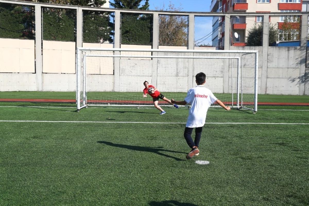 Bağcılarlı Emirhan&rsquo;dan S&uuml;per Lig formalarıyla maske ve mesafe mesajı