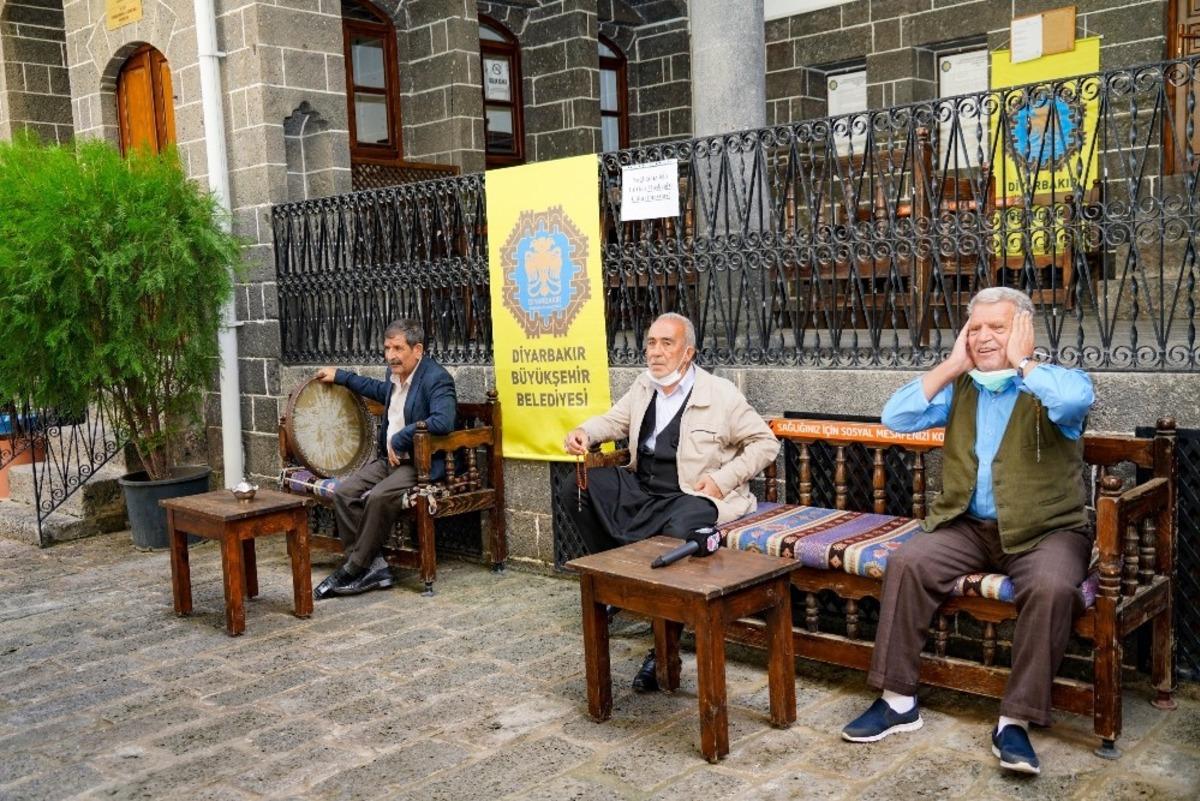 Diyarbakır&rsquo;da dengbej divanları kaldığı yerden devam ediyor