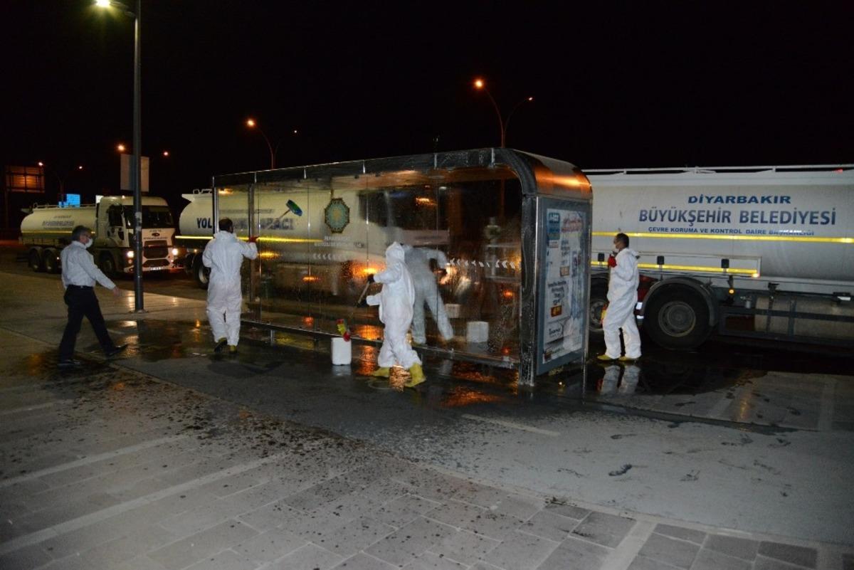 Diyarbakır&rsquo;da durak ve &uuml;st ge&ccedil;itler yıkandı