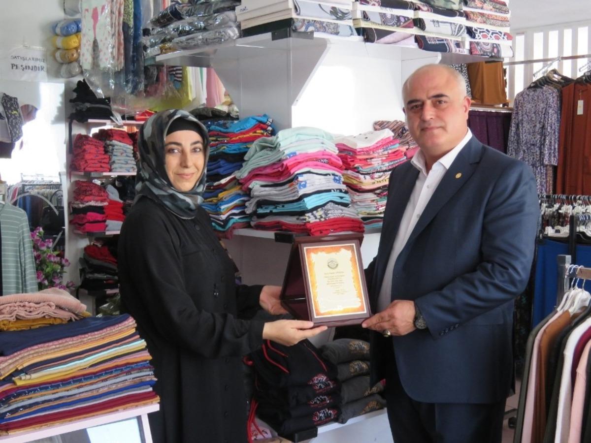 Yahyalı&rsquo;da 11 yıllık kadın esnaf, il&ccedil;ede yılın ahisi se&ccedil;ildi