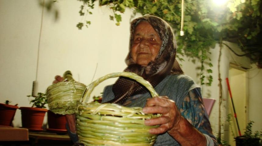 Manisa&rsquo;da 90&rsquo;lık nine torunlarına sepet &ouml;r&uuml;yor
