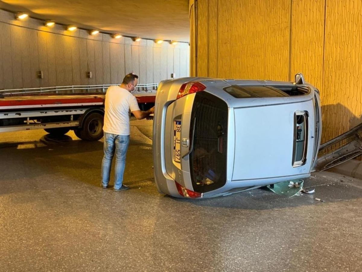 Direksiyon hakimiyeti kaybolan otomobil yan yattı