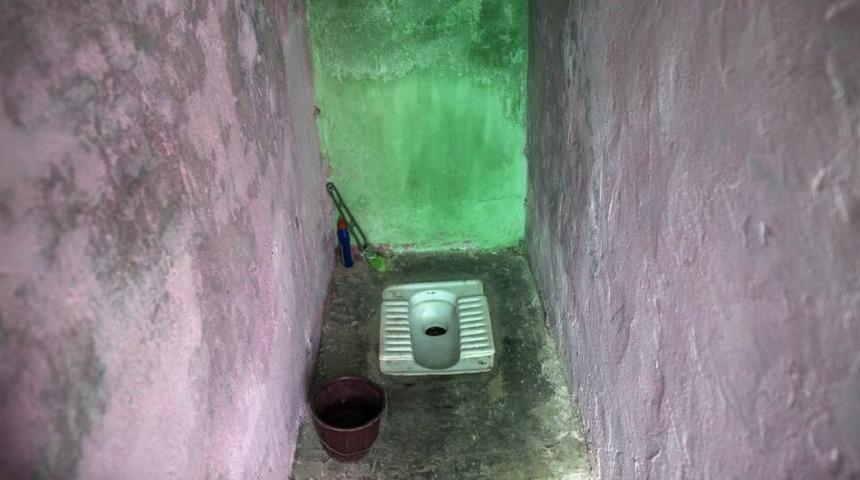 Hindistan'da kocası tarafından tuvalete kapatılan kadın 1.5 yıl sonra kurtarıldı