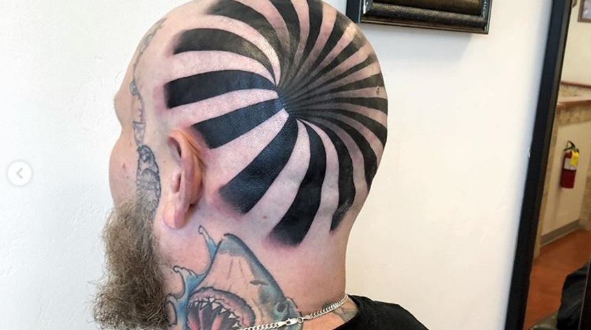 Delik mi o? Adamın kafasını gören gözlerine inanamadı 