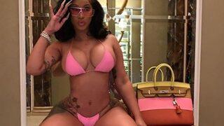 Çıplak fotoğrafları sızan Cardi B’nin eski pozları da gündem oldu