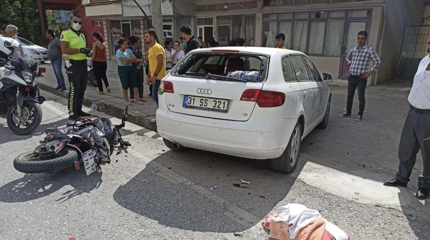 Motosiklet otomobile çarptı: 2 yaralı