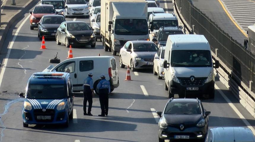 Beylikdüzü D-100'de trafiği kilitleyen kaza