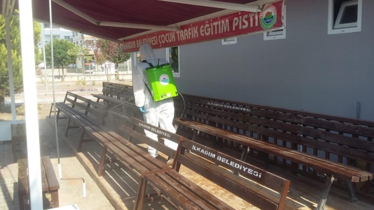 Mobil dezenfekte ekipleri korona vir&uuml;s&uuml;yle m&uuml;cadeleyi s&uuml;rd&uuml;r&uuml;yor