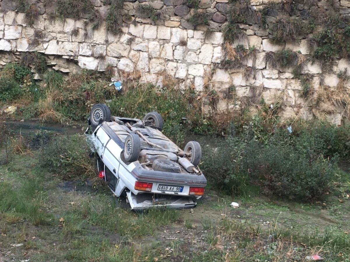 Kontrolden &ccedil;ıkan otomobil dereye u&ccedil;tu: 2 yaralı