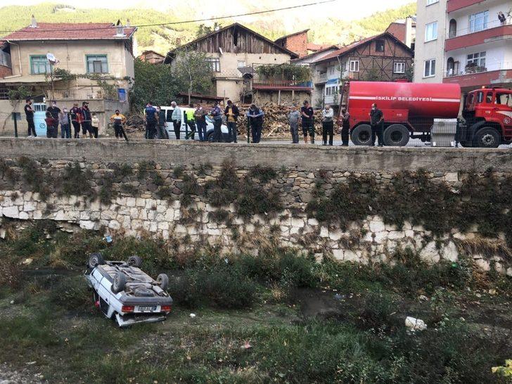 Kontrolden çıkan otomobil dereye uçtu: 2 yaralı G2